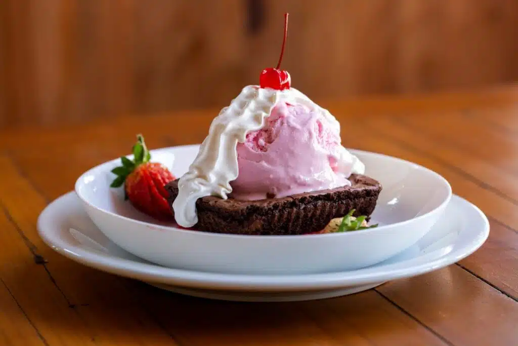 Coupes glacées aux fraises et aux brownies