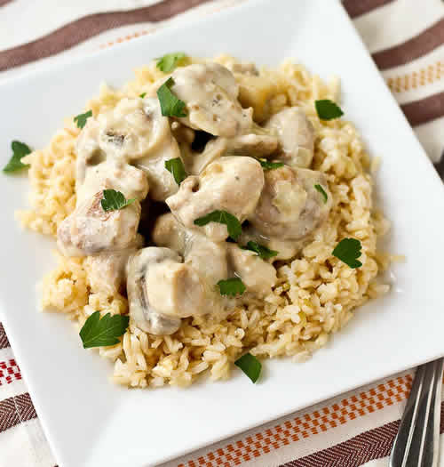 poulet champignons creme fraiche riz cookeo - un plat délicieux de poulet.