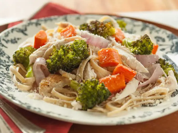 Poulet rôti et légumes aux pâtes