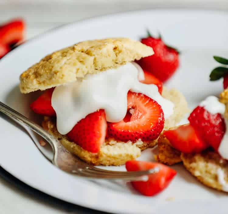 Mini Gateau A La Creme Et Fraises Delice Pour Votre Dessert