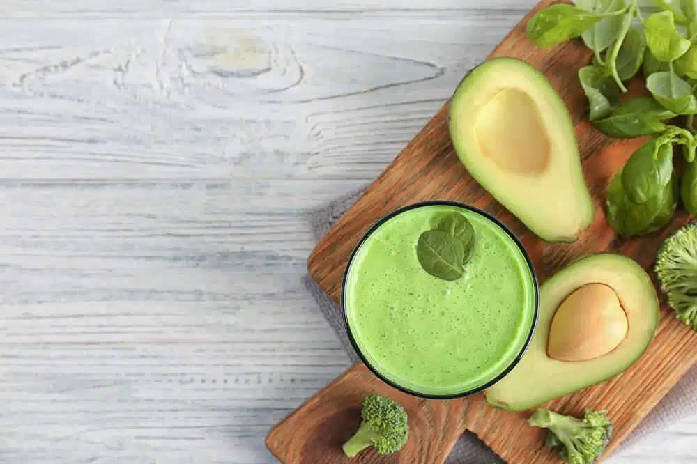 smoothie-detox-d-avocat-et-de-brocolis