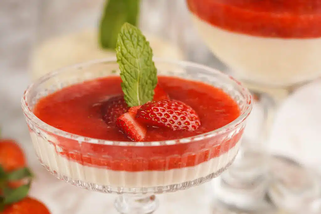 Dessert panna cotta fraise