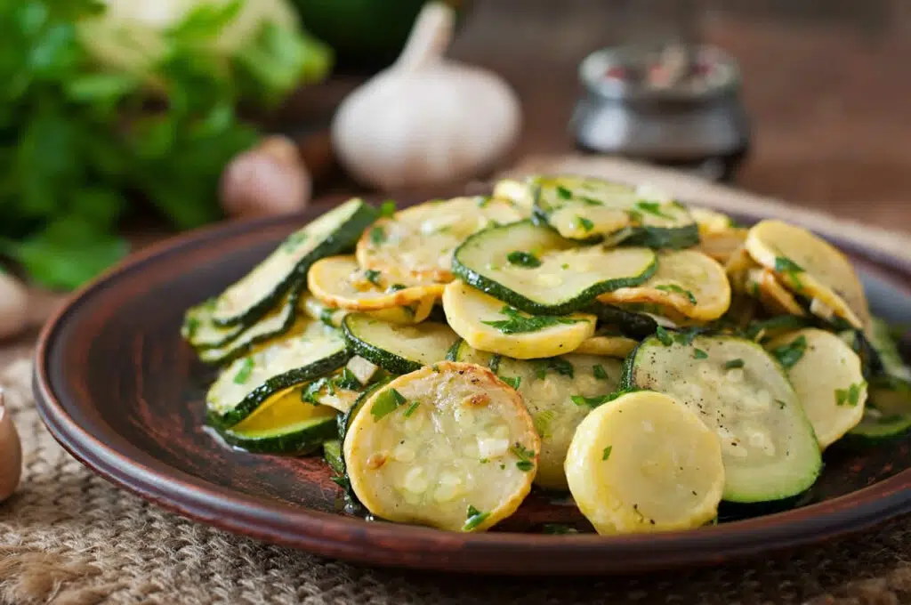 Salade de courgettes à l'ail et herbes