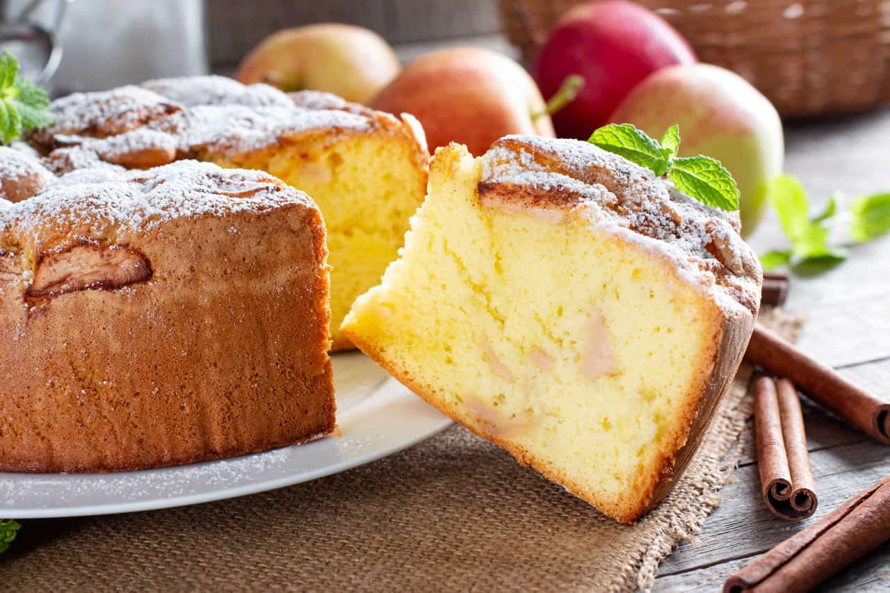 Gâteau éponge aux pommes le dessert moelleux et savoureux