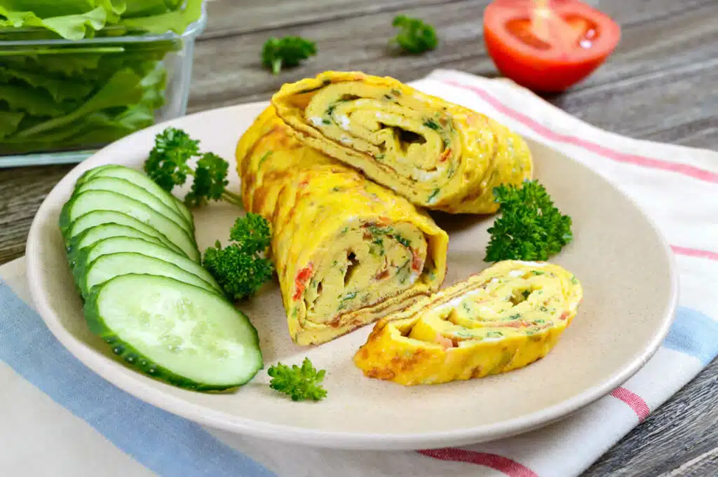 Omelette roulée au persil et tomate