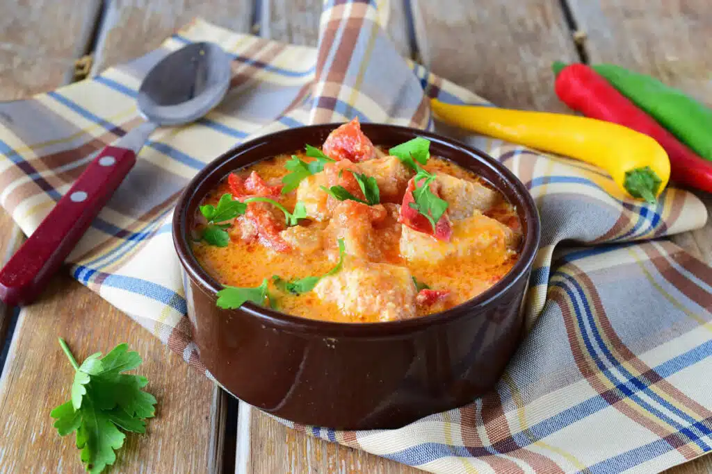 Filets de poulet à la crème et tomates