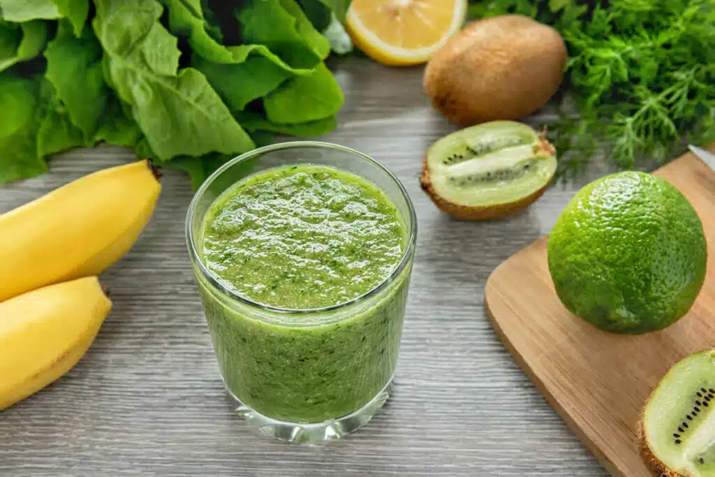 Smoothie vert banane kiwi et épinard