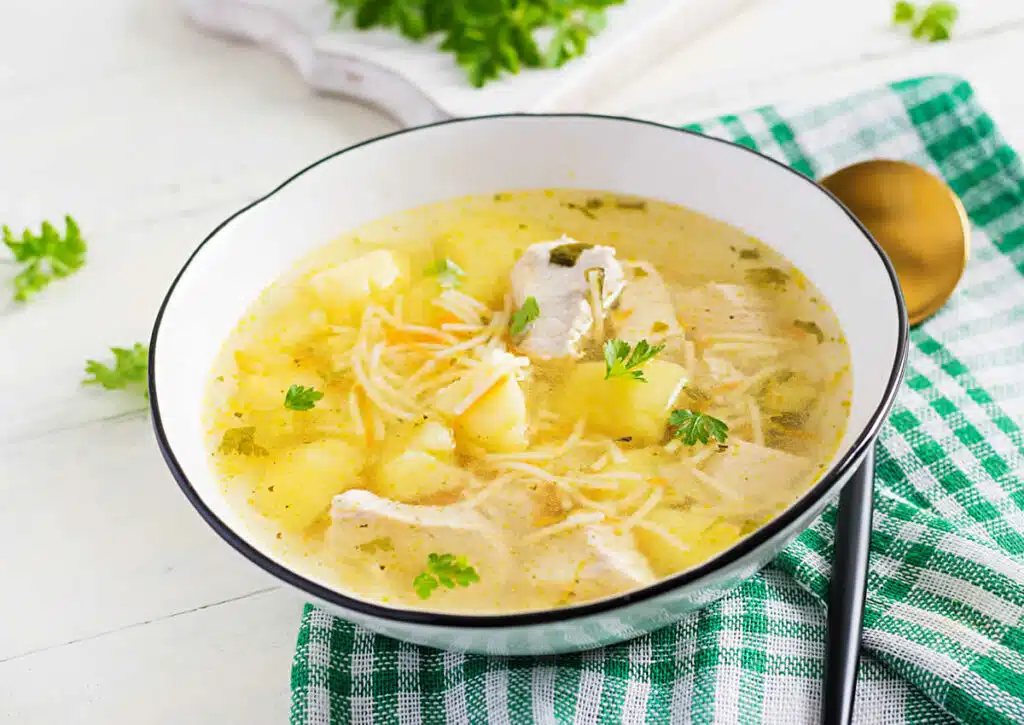 Soupe au poulet avec nouilles et pommes de terre