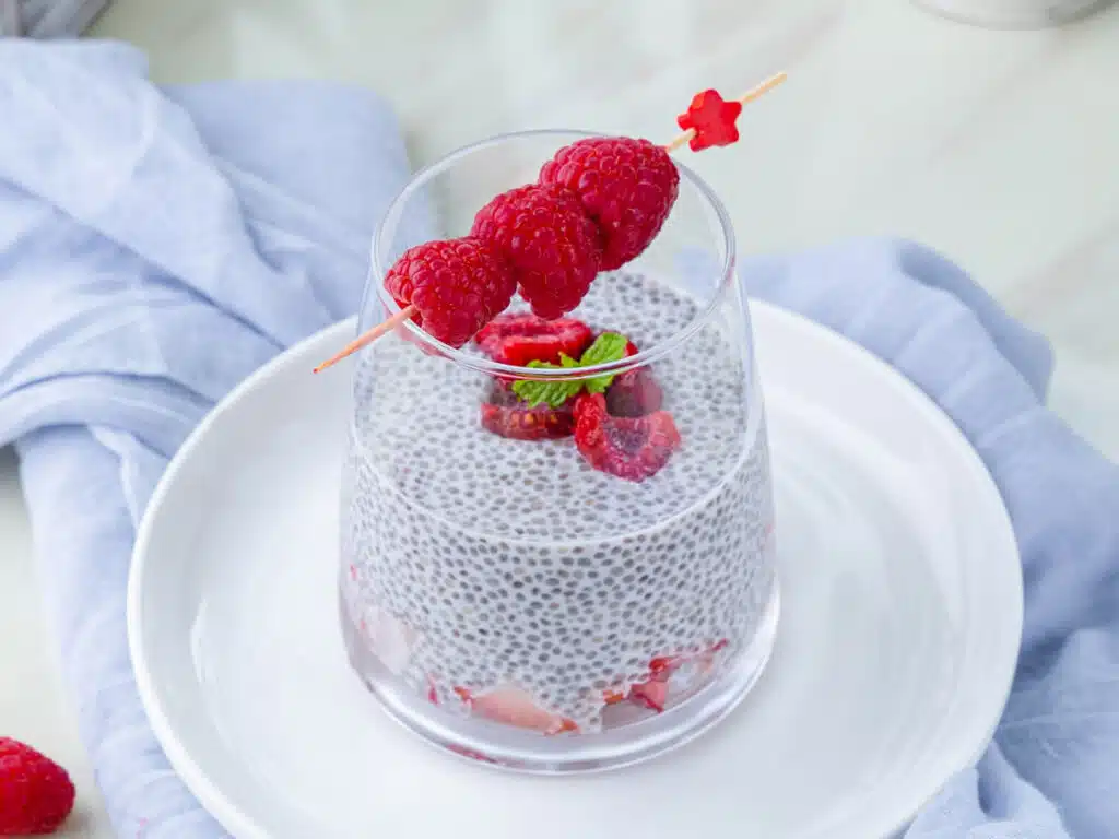 Pudding de chia au lait et framboises