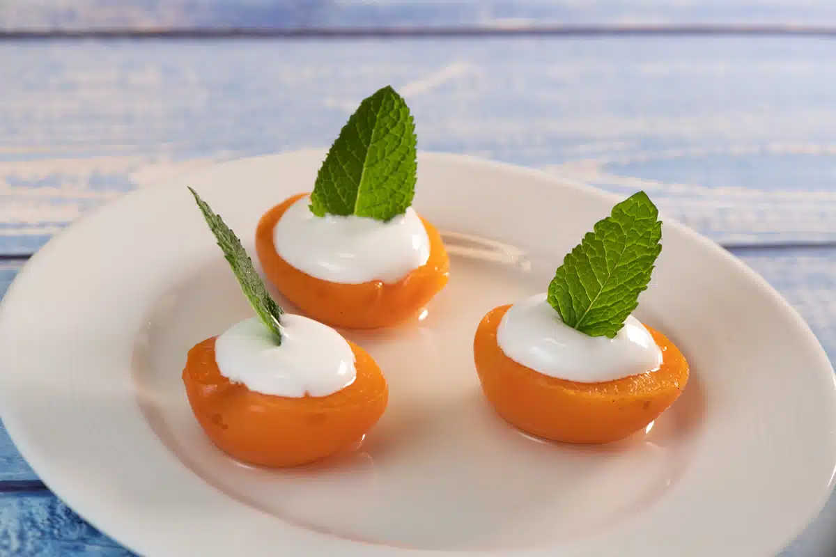 Abricots pochés au sirop de sucre