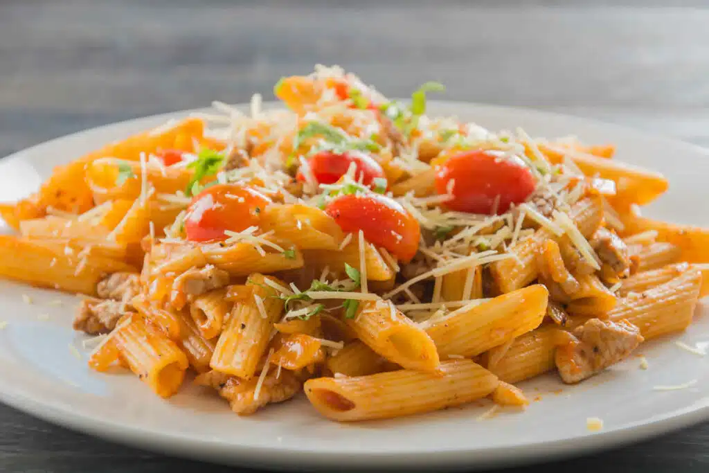 Penne au thon, tomate et crème