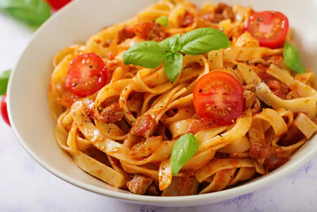 Tagliatelles au thon et sauce tomate