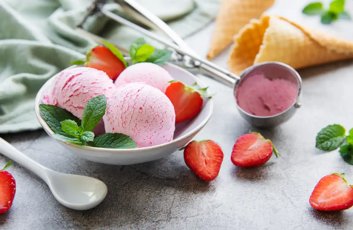 Glace à la fraise classique sans sorbetière