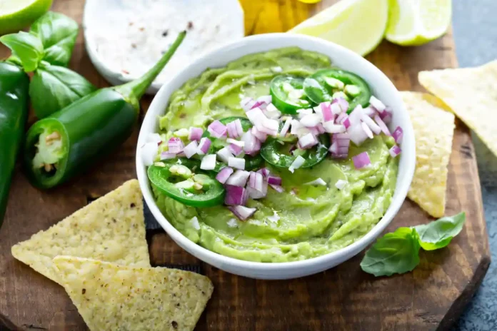 Guacamole l’oignon rouge piment jalapeno