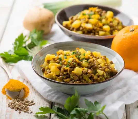 Salade de pommes de terre et de lentilles au curcuma