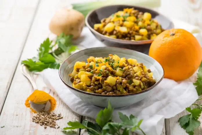 Salade de pommes de terre et de lentilles au curcuma