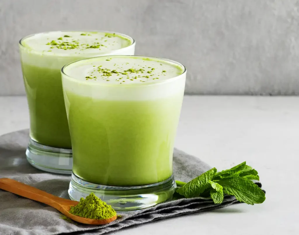 Smoothie vert à la menthe et au matcha