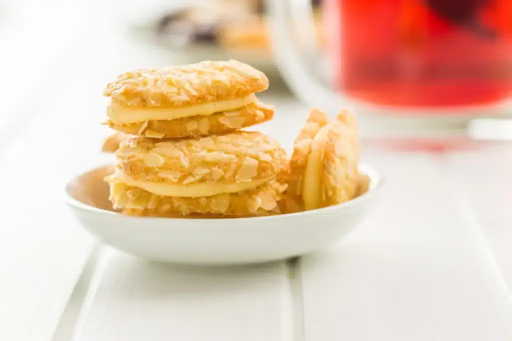 Biscuits aux amandes effilées fourrés à la crème pâtissière