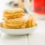 Biscuits aux amandes effilées fourrés à la crème pâtissière