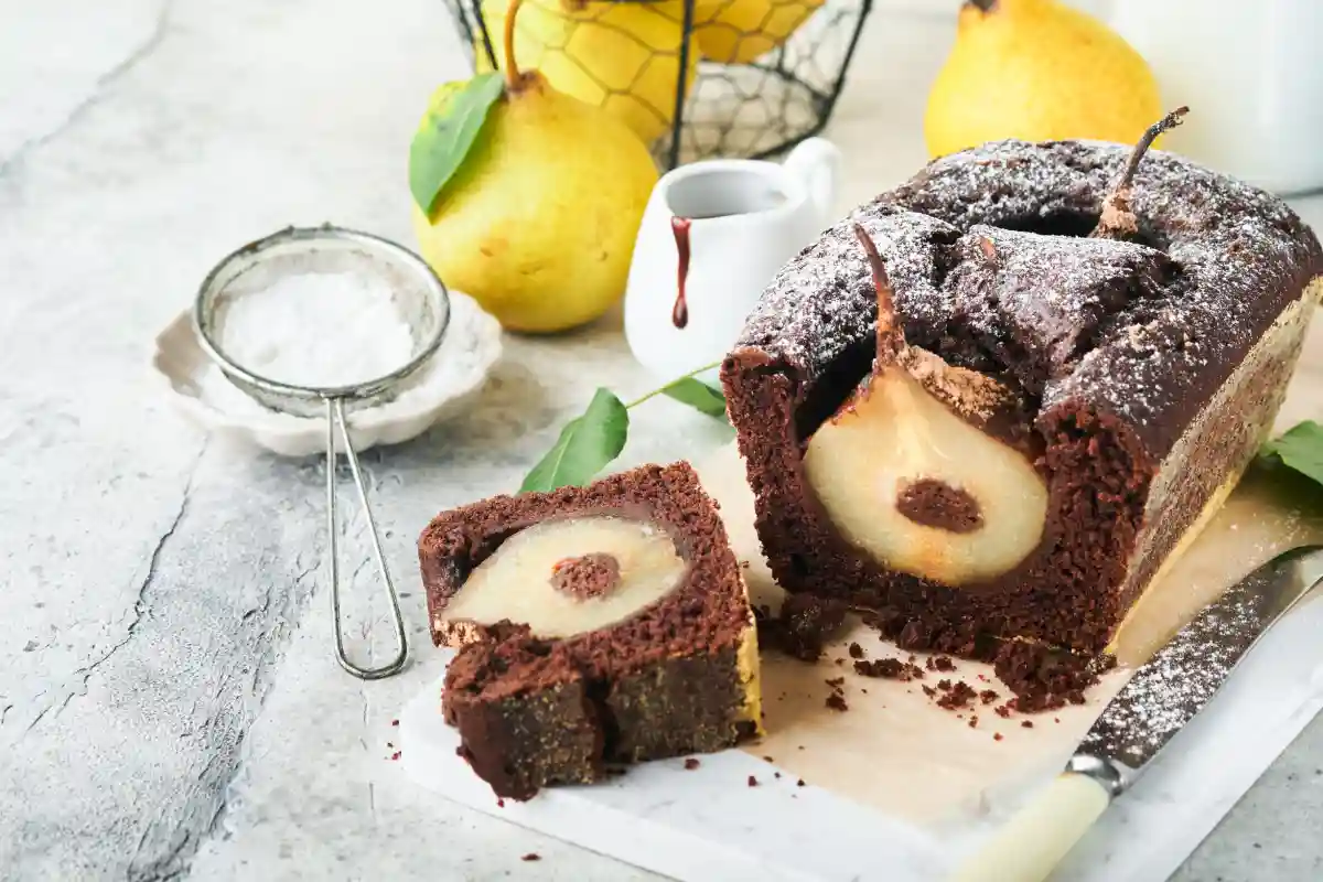 Gâteau au chocolat avec poires cuites à l'intérieur