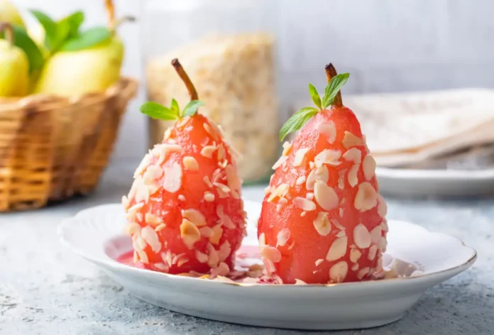 Poires pochées rouge avec éclats d’amandes