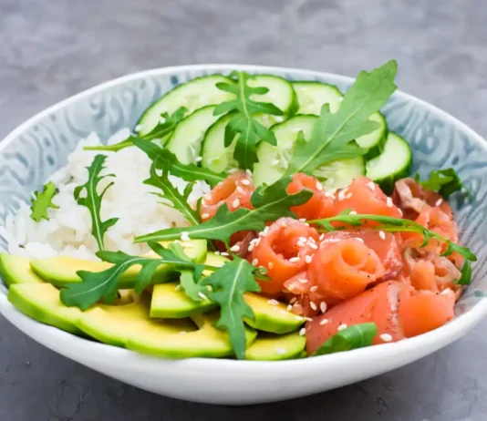 Poke bowl au saumon et avocat