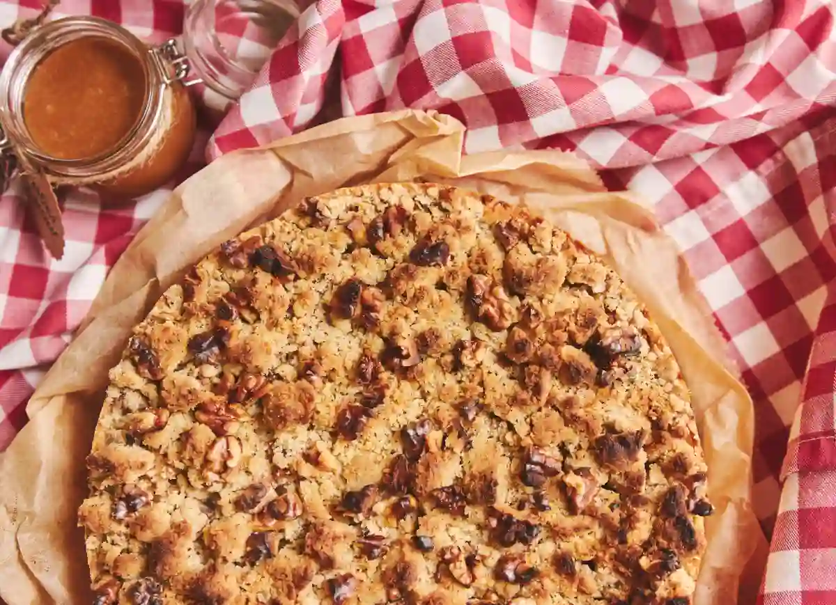 Tarte aux pommes garnie de crumble et de noix grillées