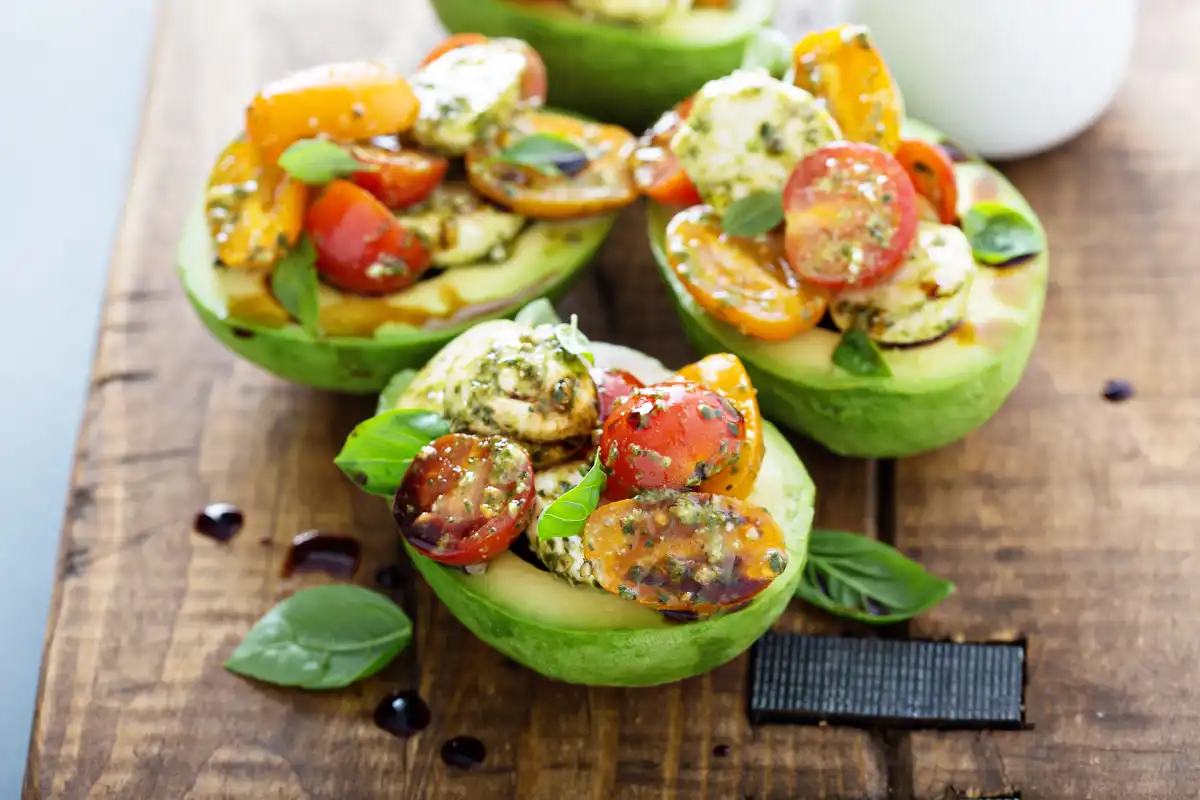 Avocat farci à la salade Caprese au pesto