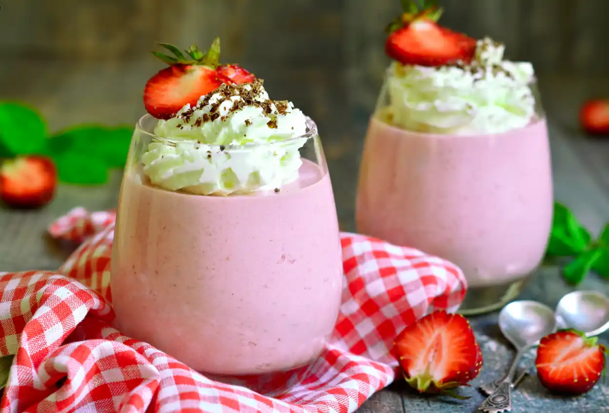 mousse aux fraises et crème liquide