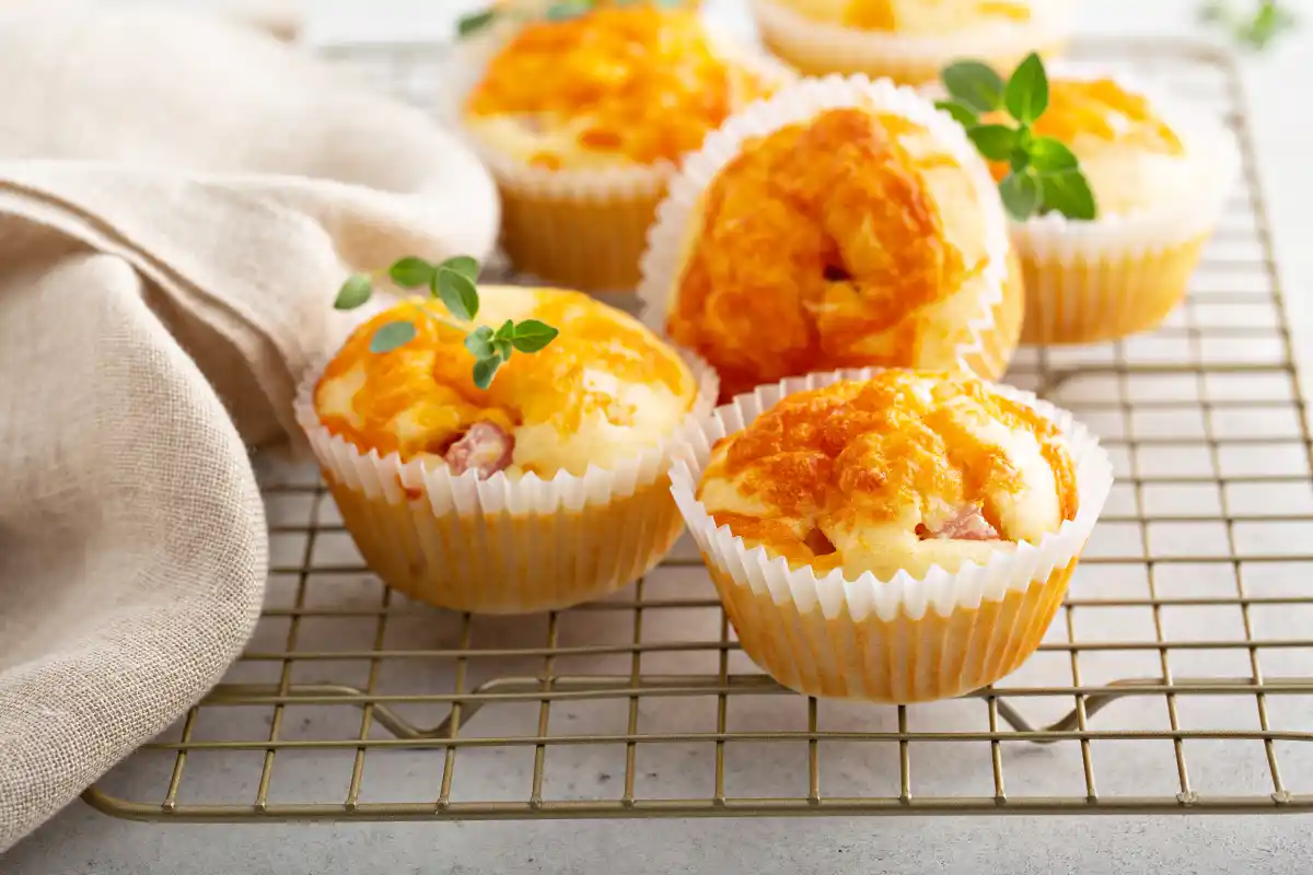 Muffins au jambon et au fromage