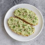 Pâte d'avocat aux œufs et fromage à la crème