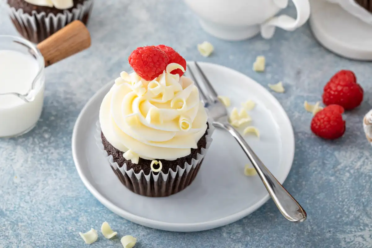 Cupcakes au Chocolat avec Glaçage au Chocolat Blanc