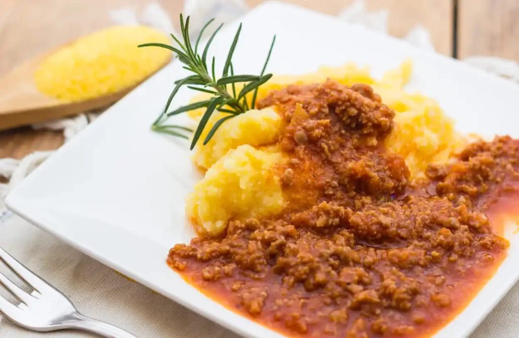 Polenta à la sauce bolognaise