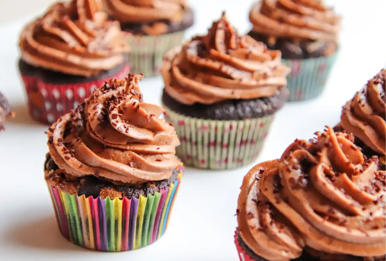 Cupcakes au chocolat avec glaçage au café